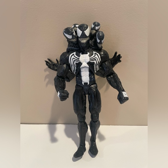 Diamond‎ DST Marvel Select Venom 8” Figure - Picture 1 of 7